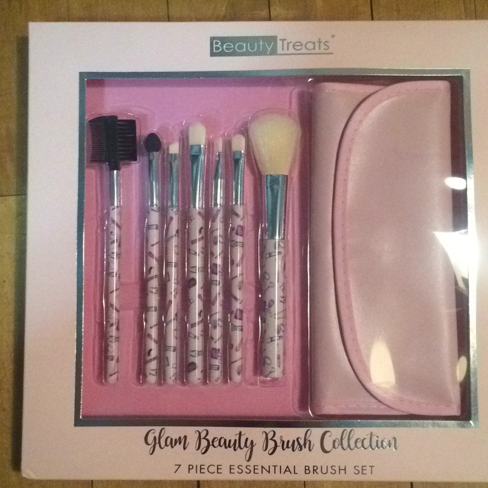 Makeup brushes: 7 piece essential brush set